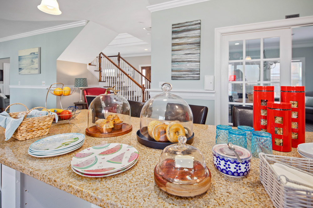 hull ma boutique hotel on waterfront - photo of dining room and kitchen