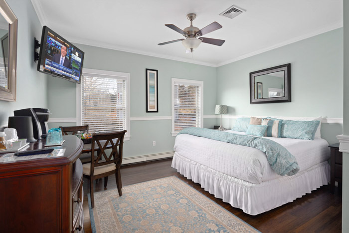 guest room with bed, table and chairs